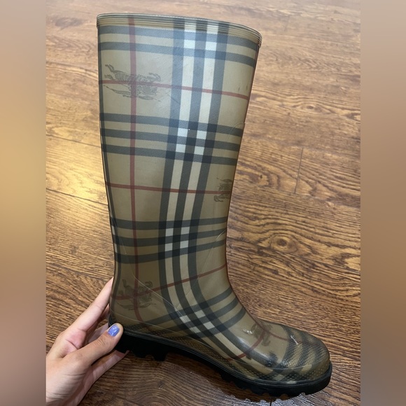 COPY - Burberry Rain Boot. - Picture 2 of 6